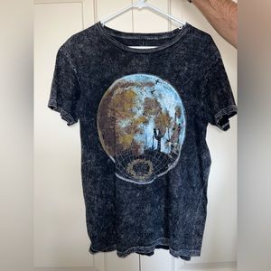 Super cute globe T-shirt! Such a fun design!